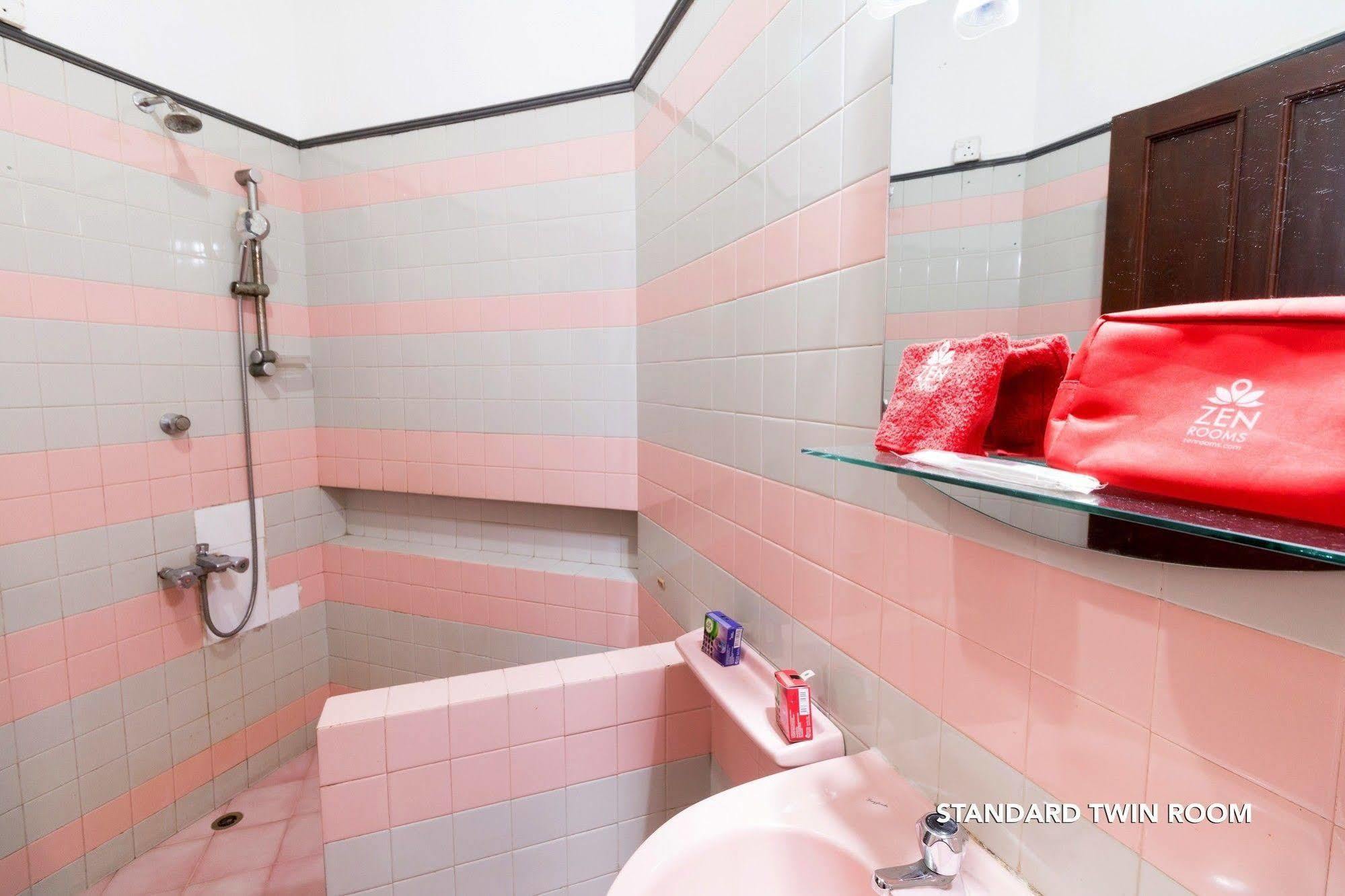 Zen Rooms Modern City Inn ネゴンボ エクステリア 写真