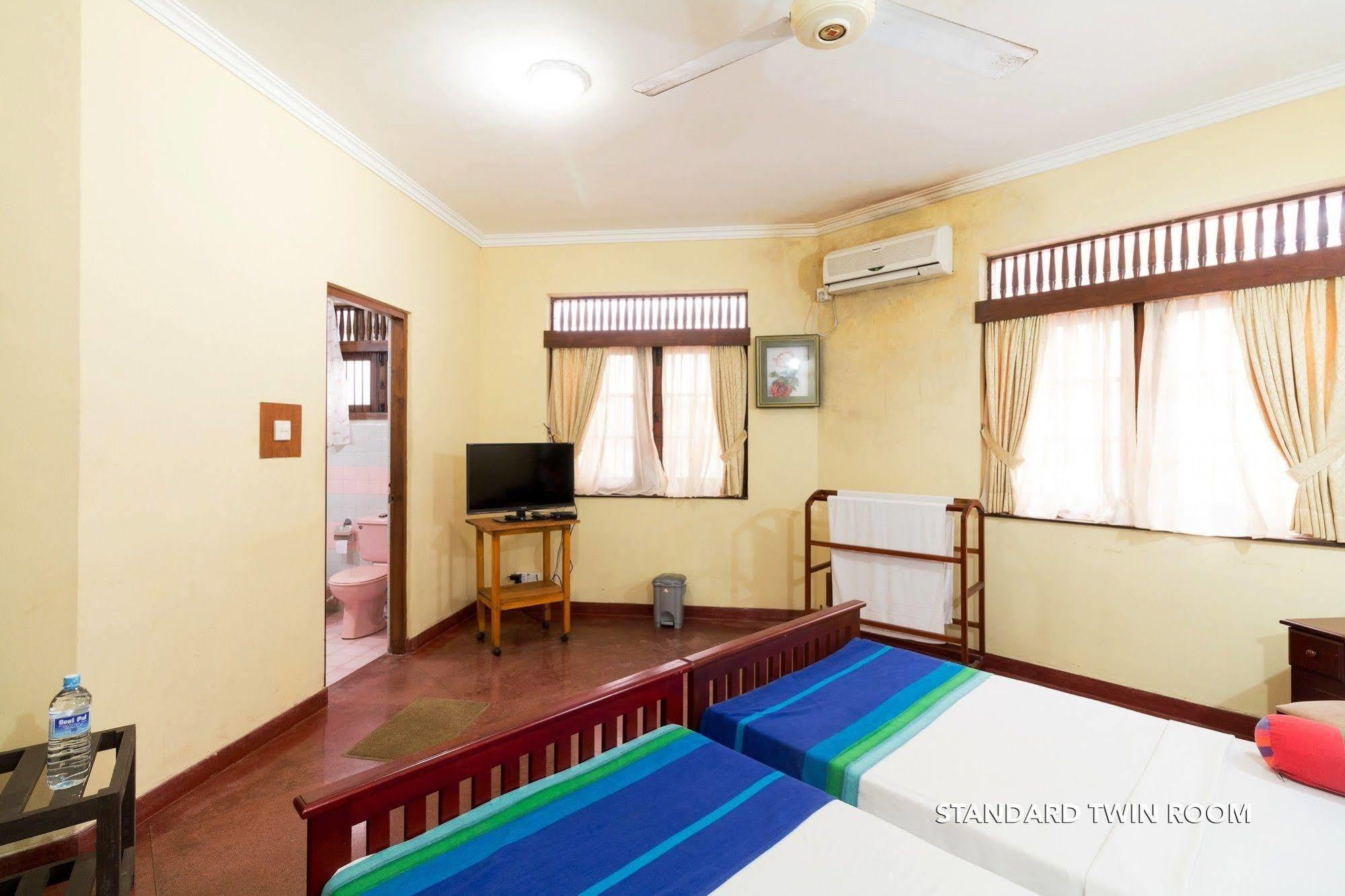 Zen Rooms Modern City Inn ネゴンボ エクステリア 写真